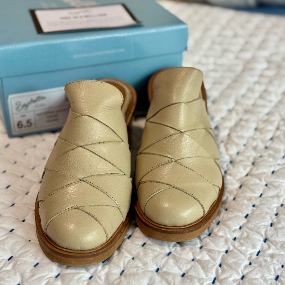 Seychelles Brand Stylish Cream Leather Women's Mules Like New Size 6.5
